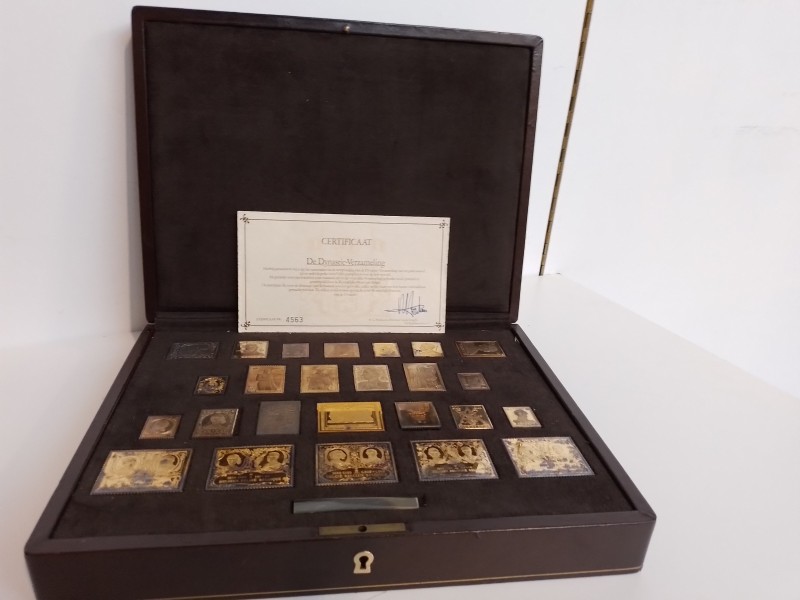 Een collectie van 25 Belgische verguld zilveren postzegels in een bijbehorende koffer, de 'Dynastie-verzameling', 925/000, jaren '80